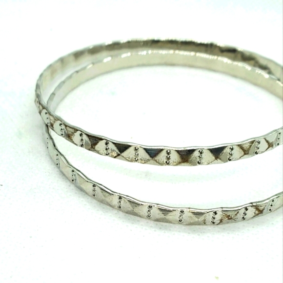Bracelets - Set of 8 Minimalist Silver Bracelet Set with High-Shine Finish. - Picture 6 of 7